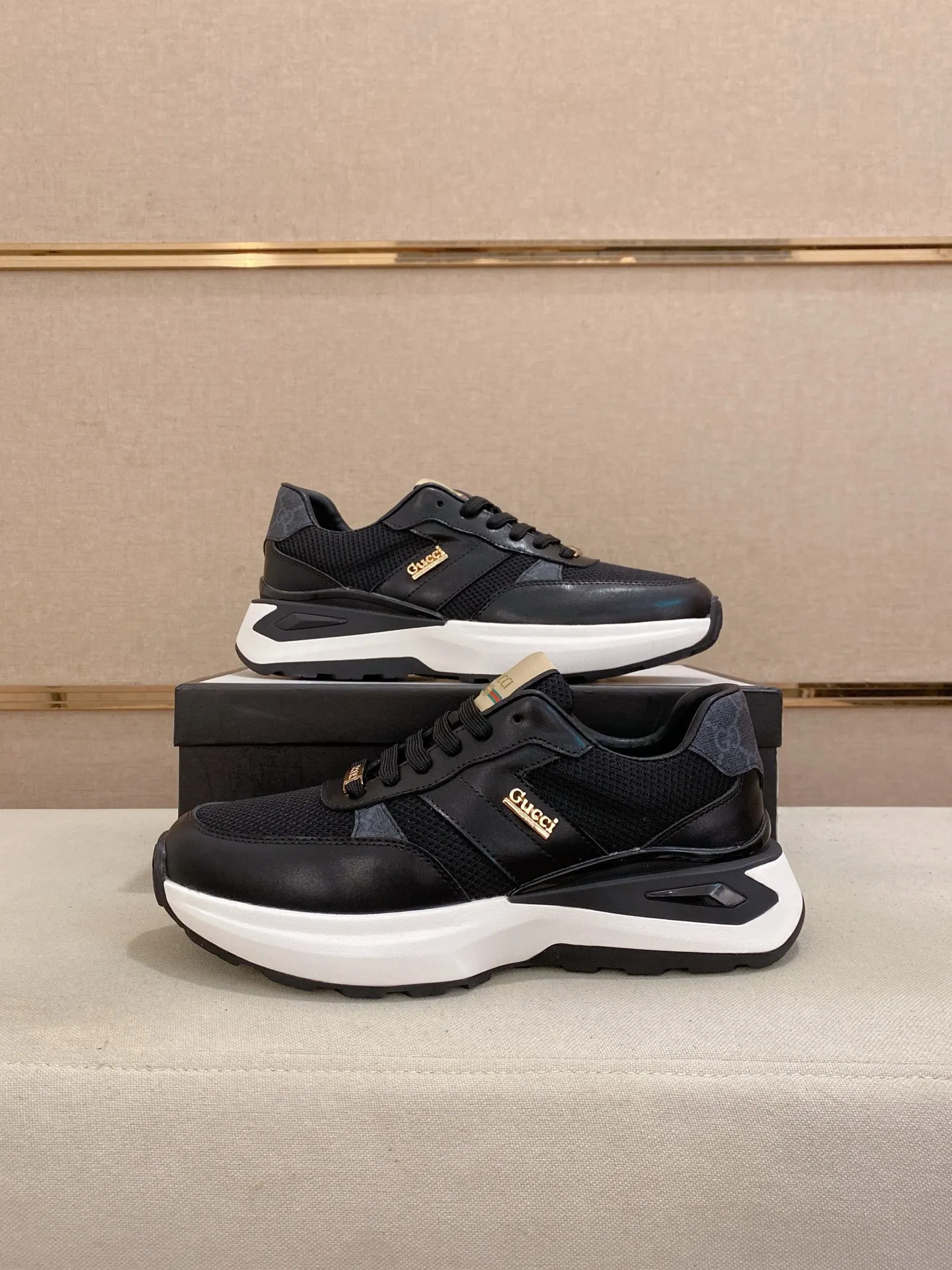 Men's shoes 💰 462💰The new GUCCI (Gucci) counters are launched simultaneously. The new men's shoes, 😘fabrics are selected from imported cowhide, and the lining is sheepskin lining. 👍🏿 High-end ☄️ air-cushion molded anti-slip rubber outsole, exquisite lines, simple and elegant, comfortable and high-end for leisure travel. Code number: 38 to 44 (45 can be customized and cannot be returned or exchanged)